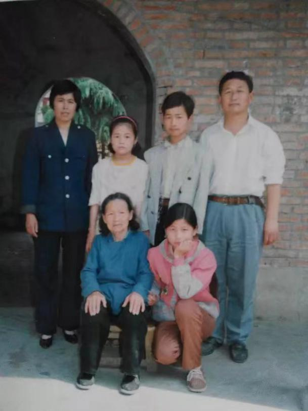 1995年作者刘瑞娟老师（后排左二）的全家福.png